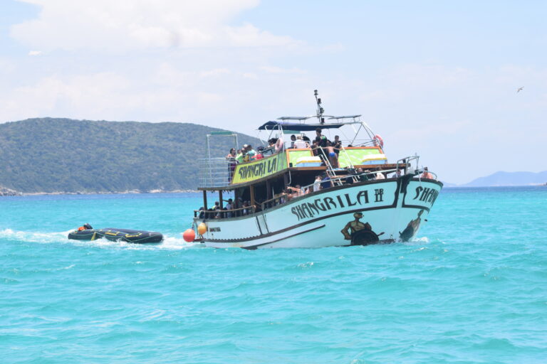 Um barco do passeio de barco navegando no mar