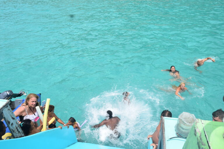 Imagem de pessoas tomando banho de mar